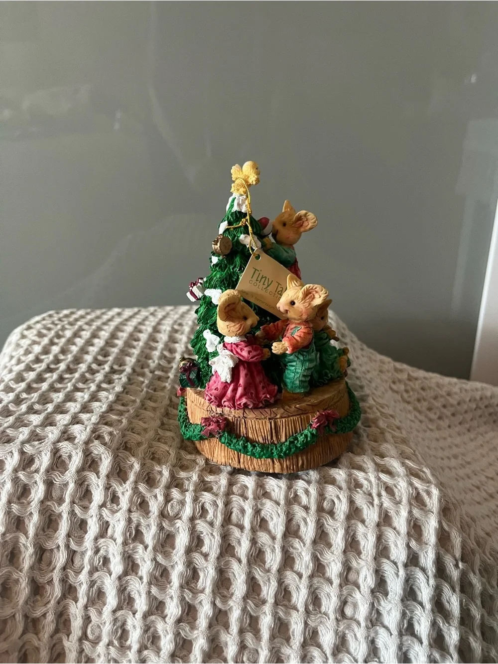 Vintage Midwest CBK mouse tales Christmas tree, music box 435